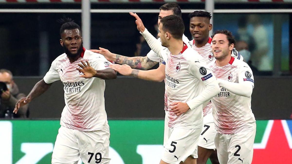 Los jugadores del Milan celebran el gol