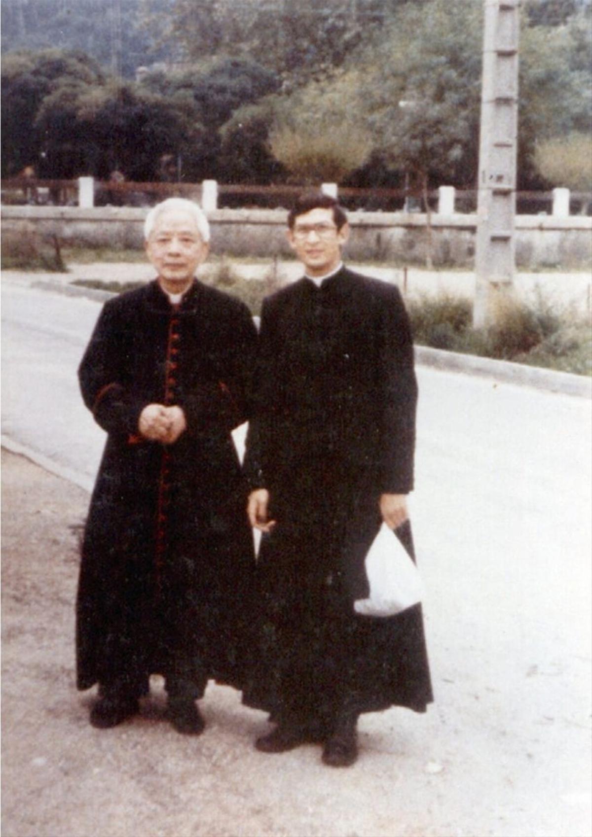 Subirón con el arzobispo vietnamita Pedro Martín Engo Dhin Thuc.