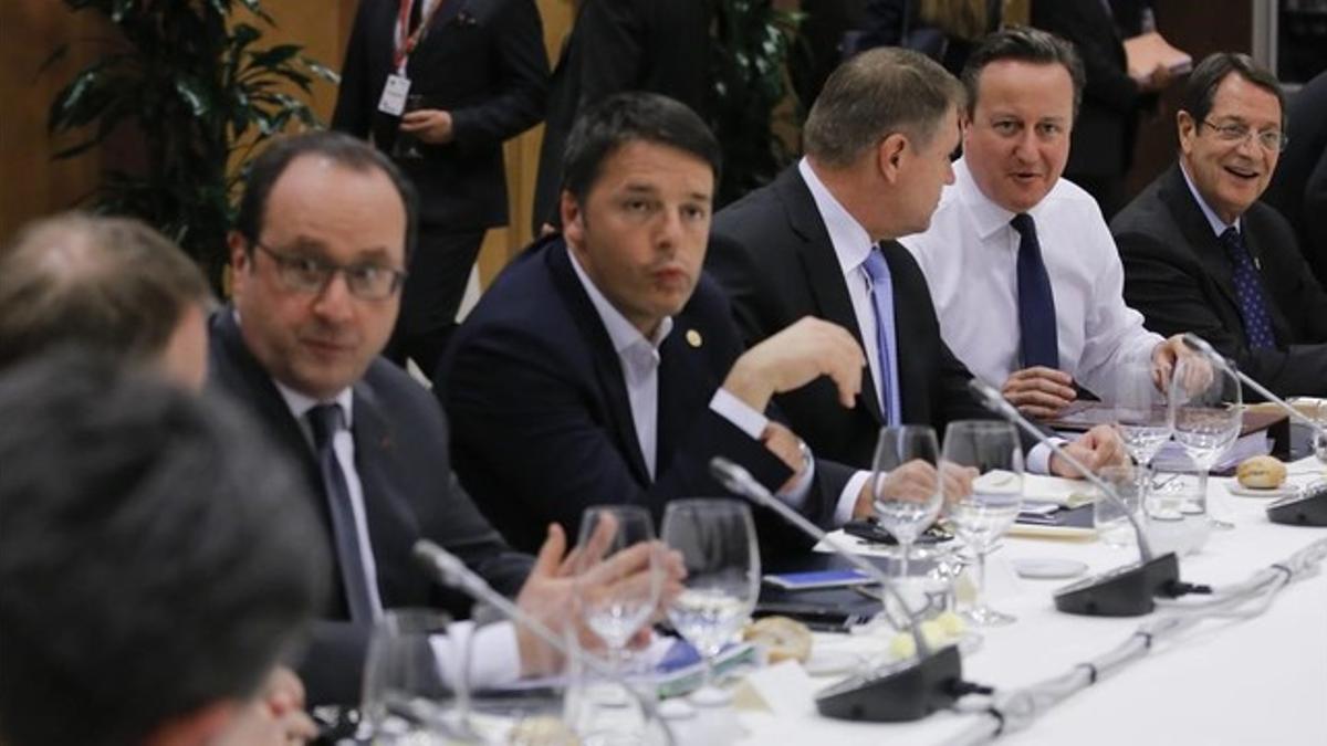 Cena de jefes de Estado y de Gobierno de la UE, con Hollande (izquierda), junto a Renzi (a su izquierda) y Cameron (segundo por la derecha), esta noche.