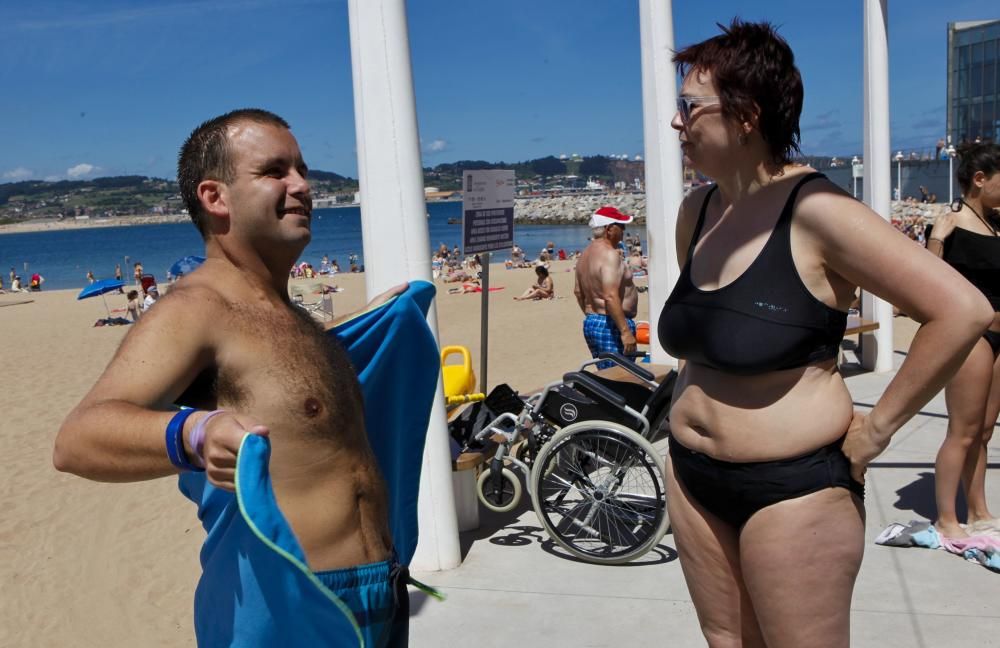 Servicio de baños en la playa de Poniente para personas con discapacidad