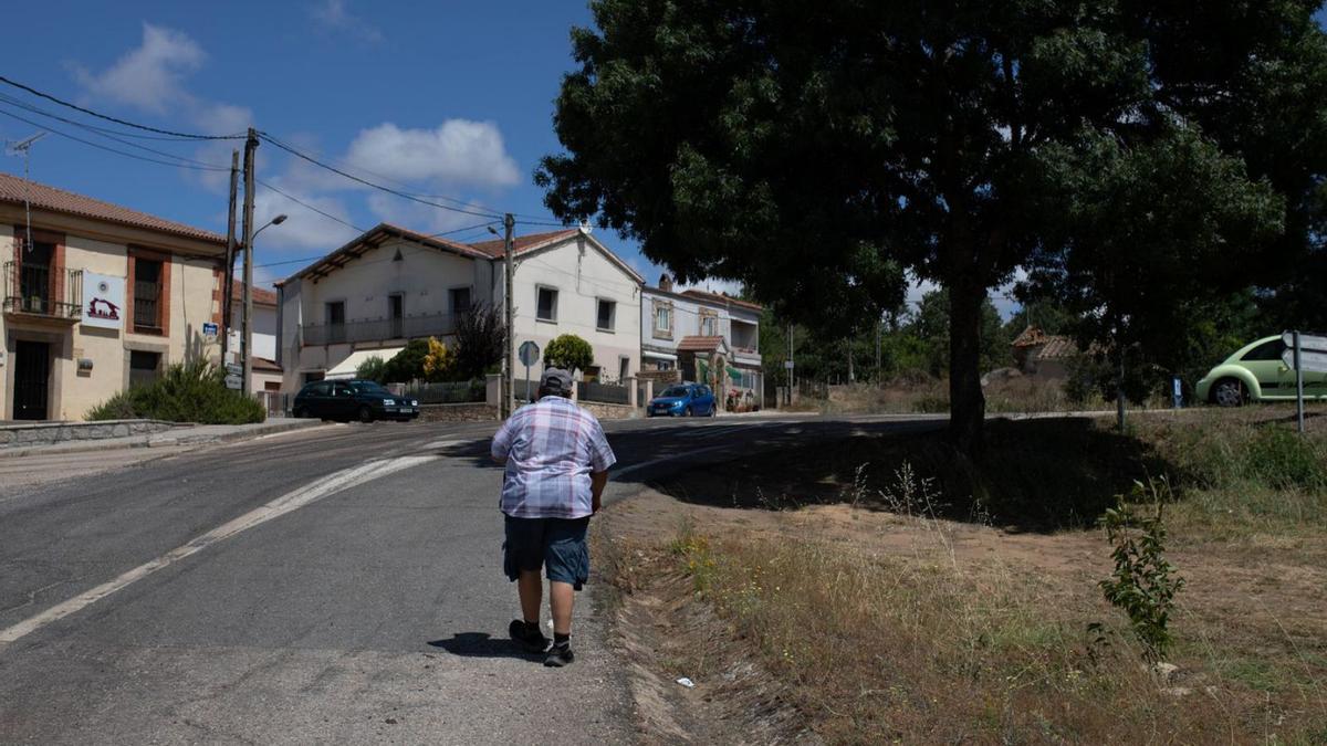 Un vecino camina por la carretera de Fonfría. | Ana Burrieza