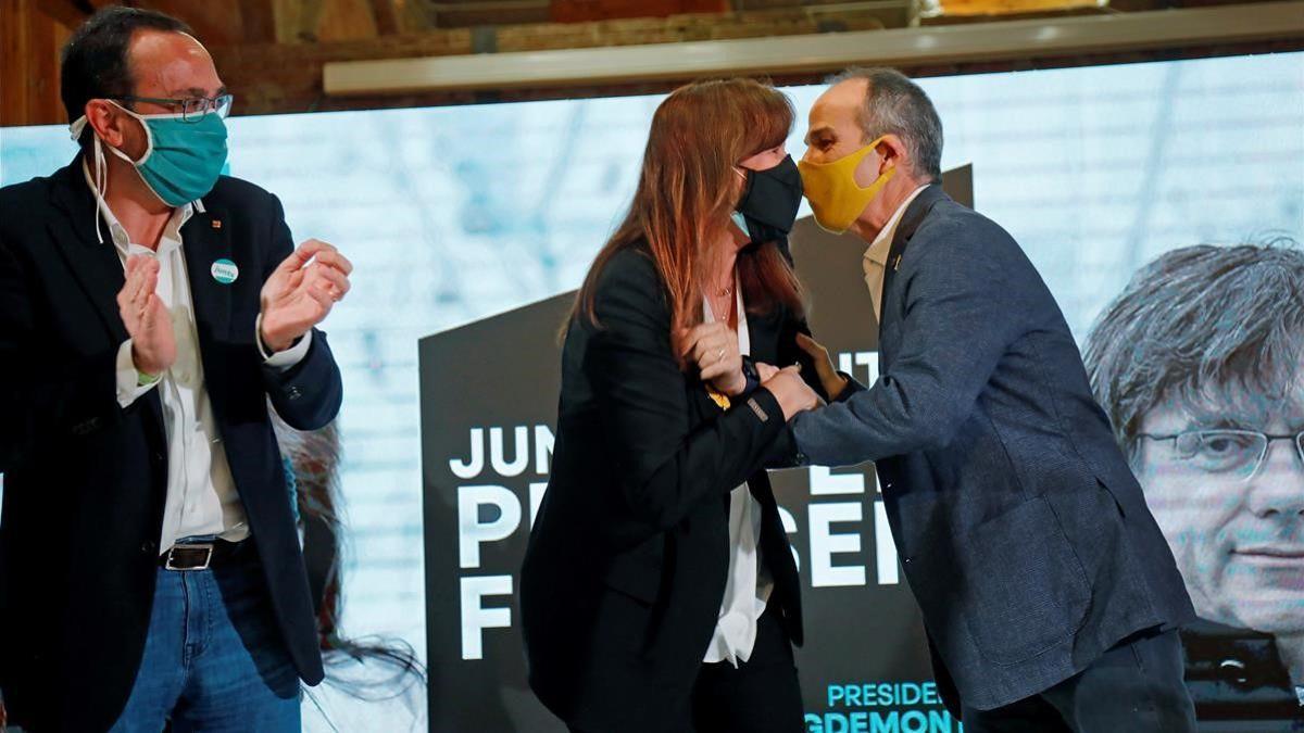 La candidata de JxCat a la presidencia de la Generalitat Laura Borras y los exconsellers Josep Rull (i) y Jordi Turull (d) durante el acto de campana celebrado este viernes en Reus.