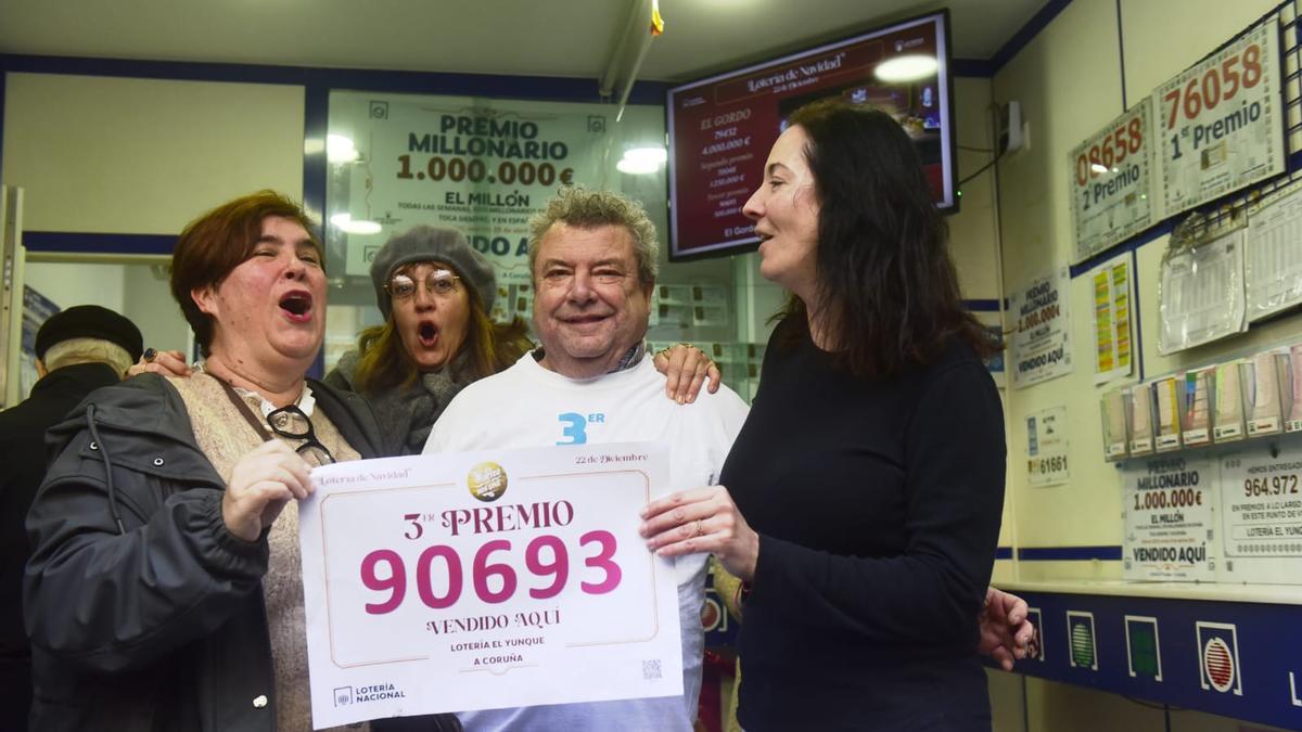 El tercer premio de la Lotería de Navidad, la alegría de la mañana en A Coruña: así lo celebra la administración de Alcalde Lens