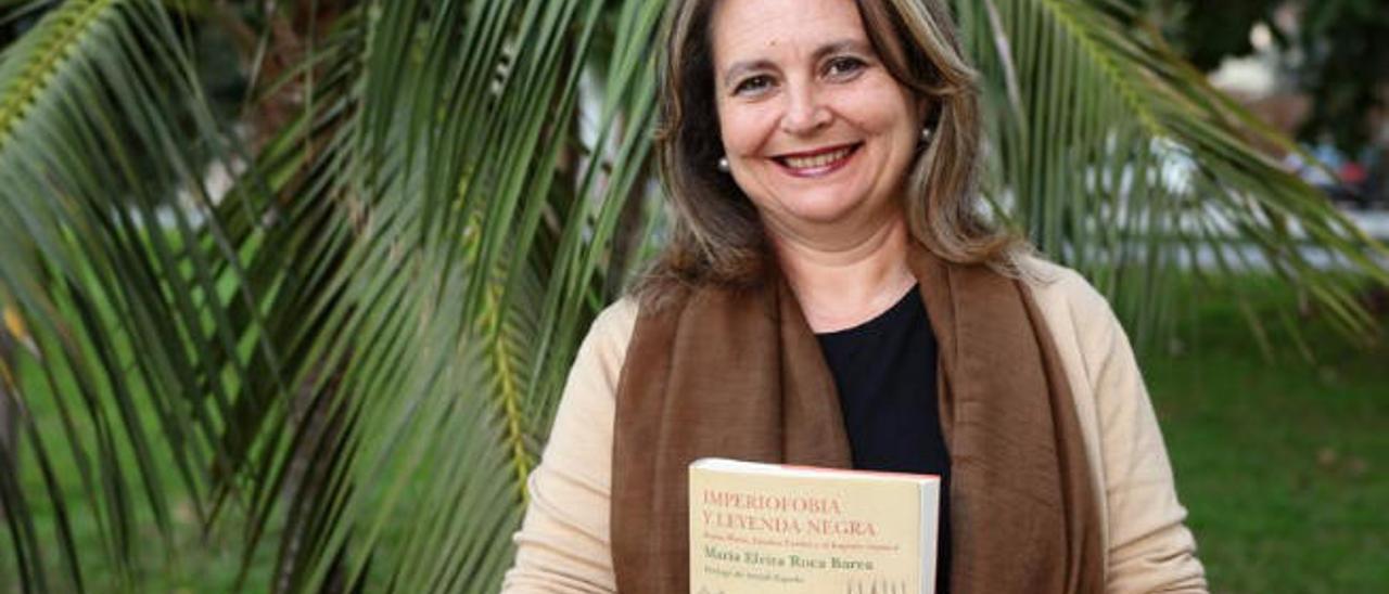 La escritora María Elvira Roca Barea, con un ejemplar de su ensayo &#039;Imperiofobia y leyenda negra&#039;.