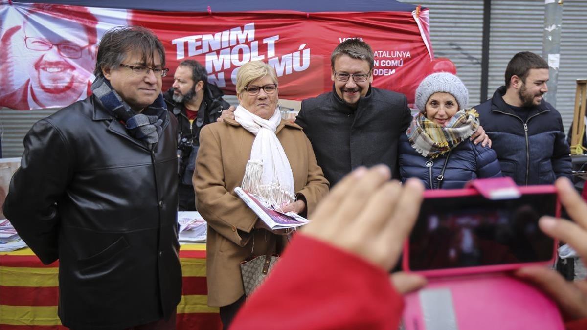 Domènech, antes de iniciar su recorrido por Sant Adrià de Besòs, este martes.