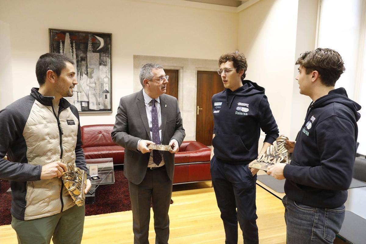 Girona. Diputacio. Miquel Noguer (president Diputacio) fa la rebuda institucional a Pau Navarro i Jan Rosa, guanyadors del Dakar en challenger; i Oriol Vidal, guanyador en stock