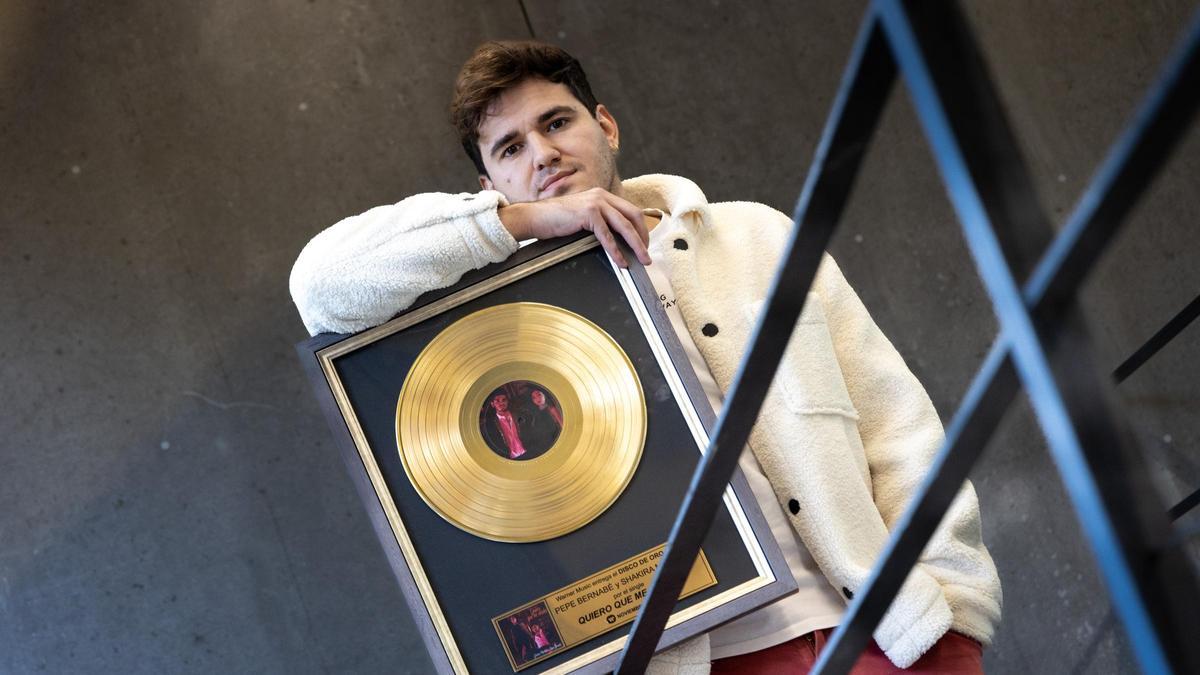 Pepe Bernabé, músico de Monóvar, con uno de los dos discos de oro