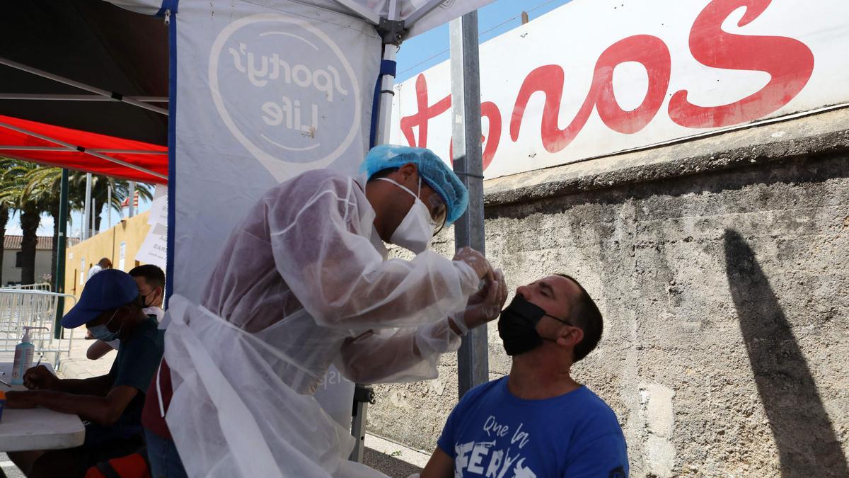 Un sanitario realiza un test PCR a un asistente a una corrida de toros en Ceret, en el sur de Francia.