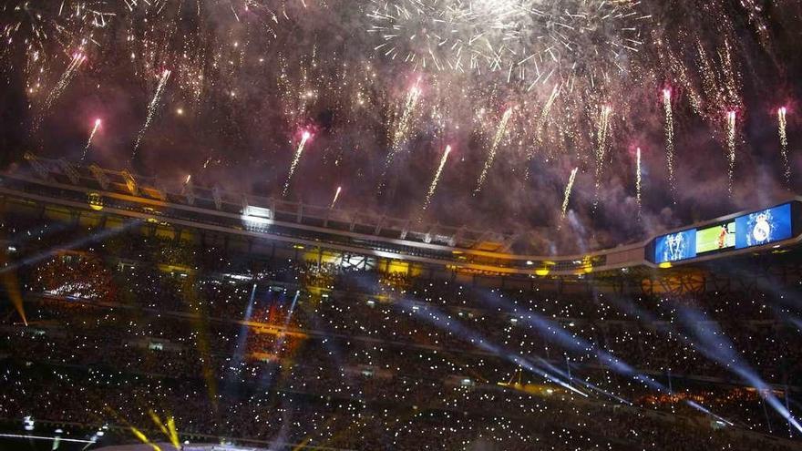 Espectáculo pirotécnico en el Santiago Bernabéu durante los festejos por la Liga de Campeones. // Paco Campos