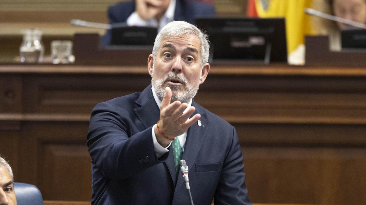 El presidente del Gobierno de Canarias, Fernando Clavijo, durante el pleno del Parlamento de Canarias este martes en Santa Cruz de Tenerife.