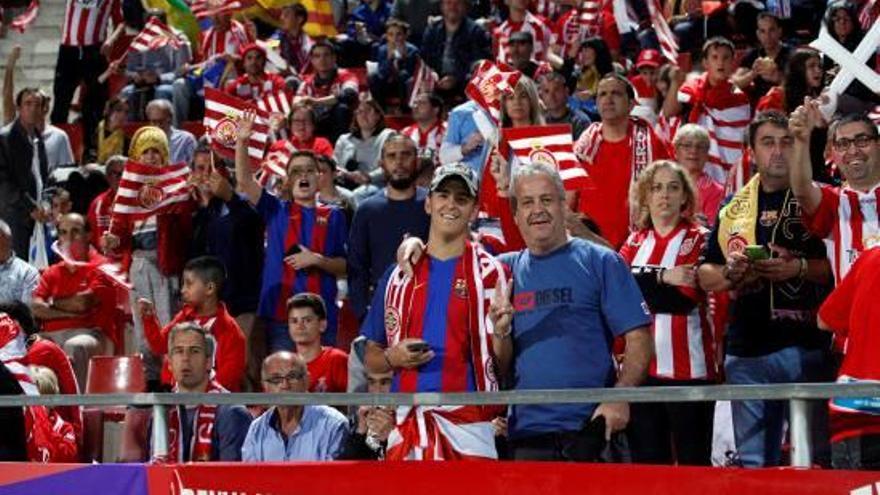 Seguidors del Girona i del Barcelona compartint espai a la grada de Montilivi en el partit d&#039;anada.