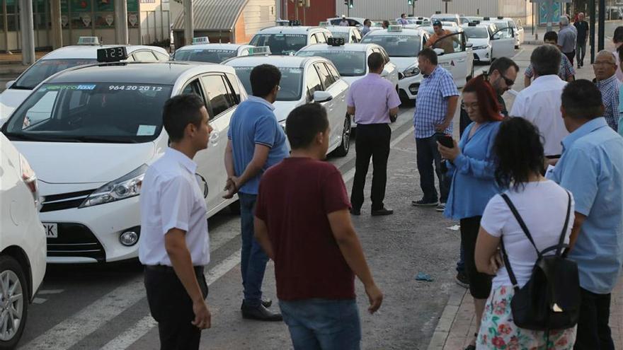 100%  de seguimiento de la huelga de taxis en Castellón