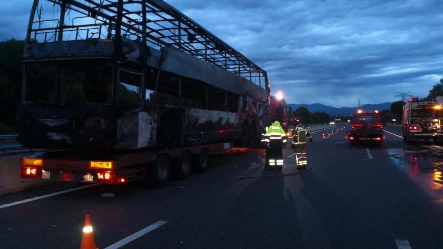 Estat de l&#039;autocar després del sinistre, en el lloc dels fets.