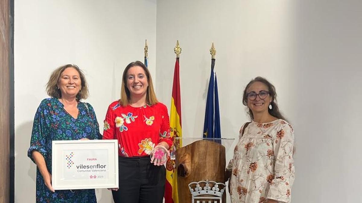 Momentos de la entrega en el ayuntamiento.