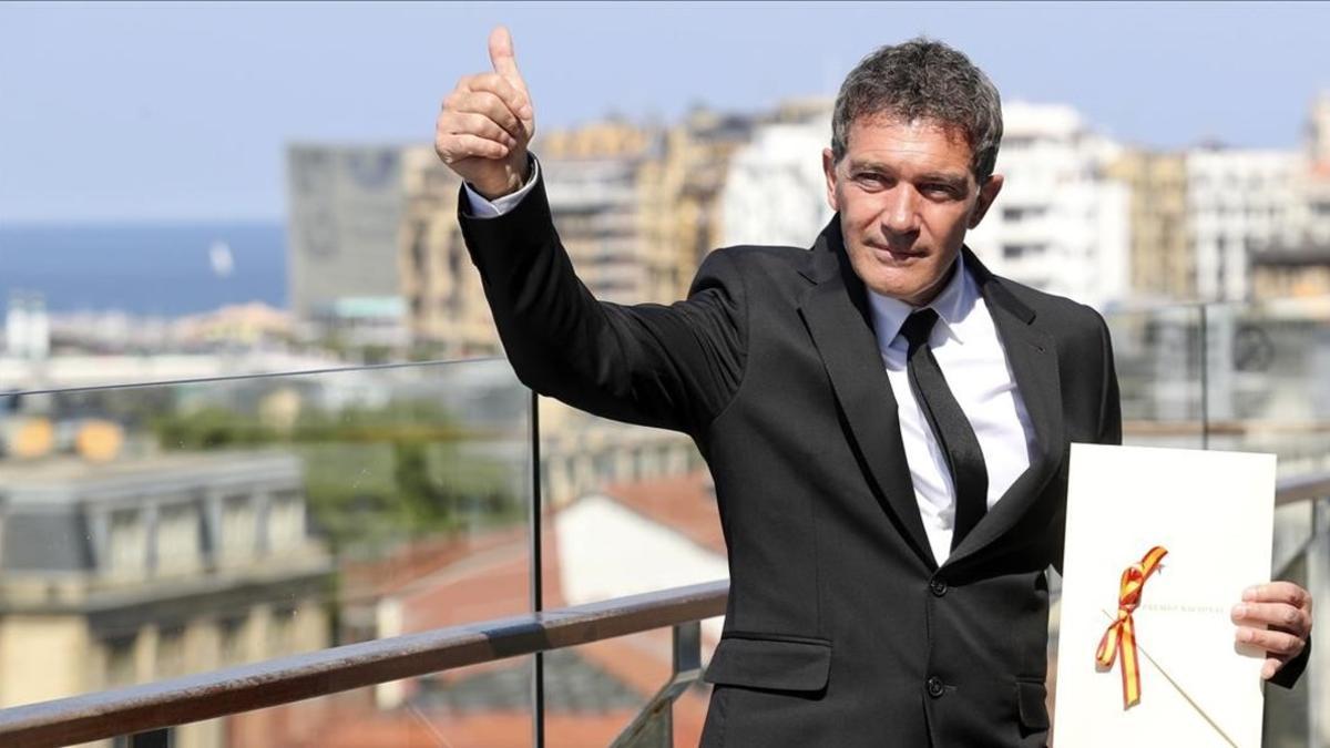 Antonio Banderas, con el Premio Nacional de Cine, entregado en el Festival de San Sebastián.