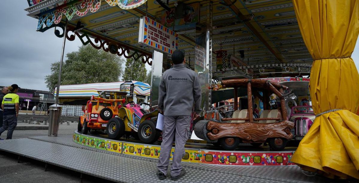 Ayer ya estaban todas las
atracciones montadas menos
la olla.   | // ADRIÁN IRAGO
