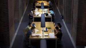 Alumnos de la Pompeu Fabra estudiando en la biblioteca