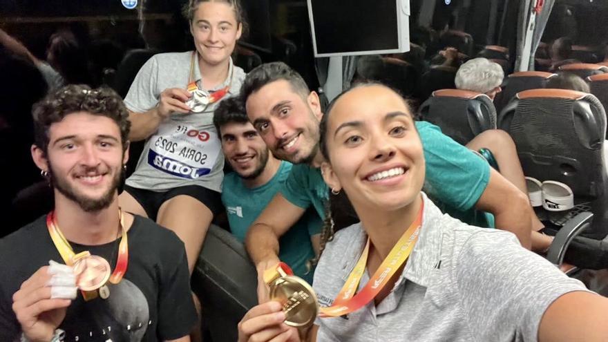 Varios componentes del equipo femenino y masculino sub-20 del Playas de Castellón, con sus medallas.