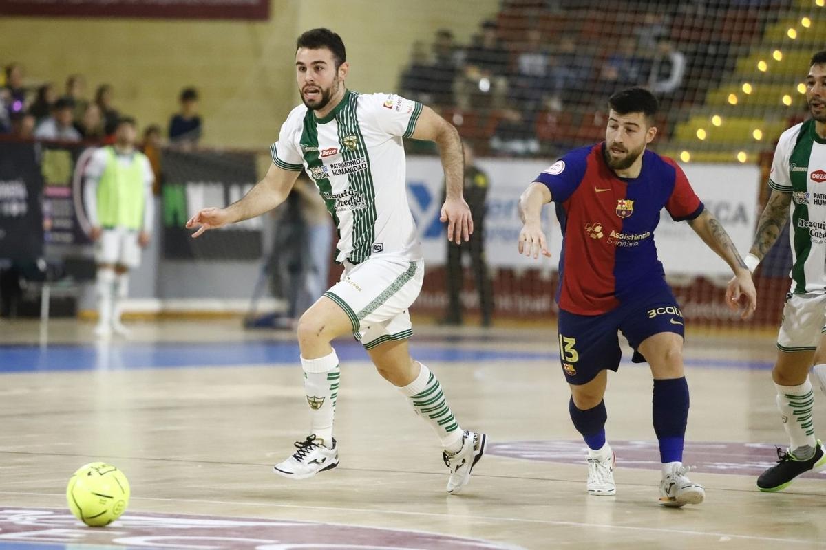 Juanan Moraleja persigue un balón durante el choque ante el Barcelona en Vista Alegre.