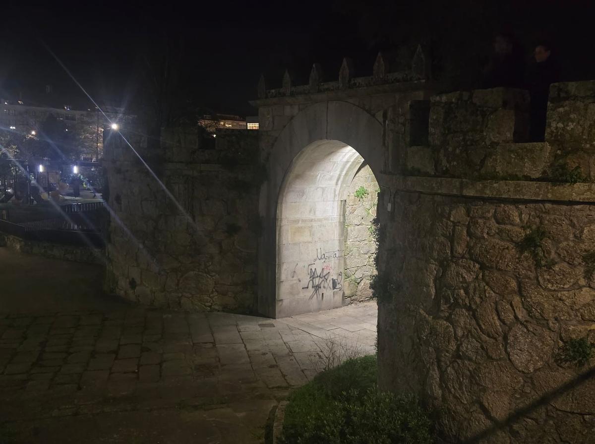 Pintadas en el acceso al conjunto monumental desde el río O Con.