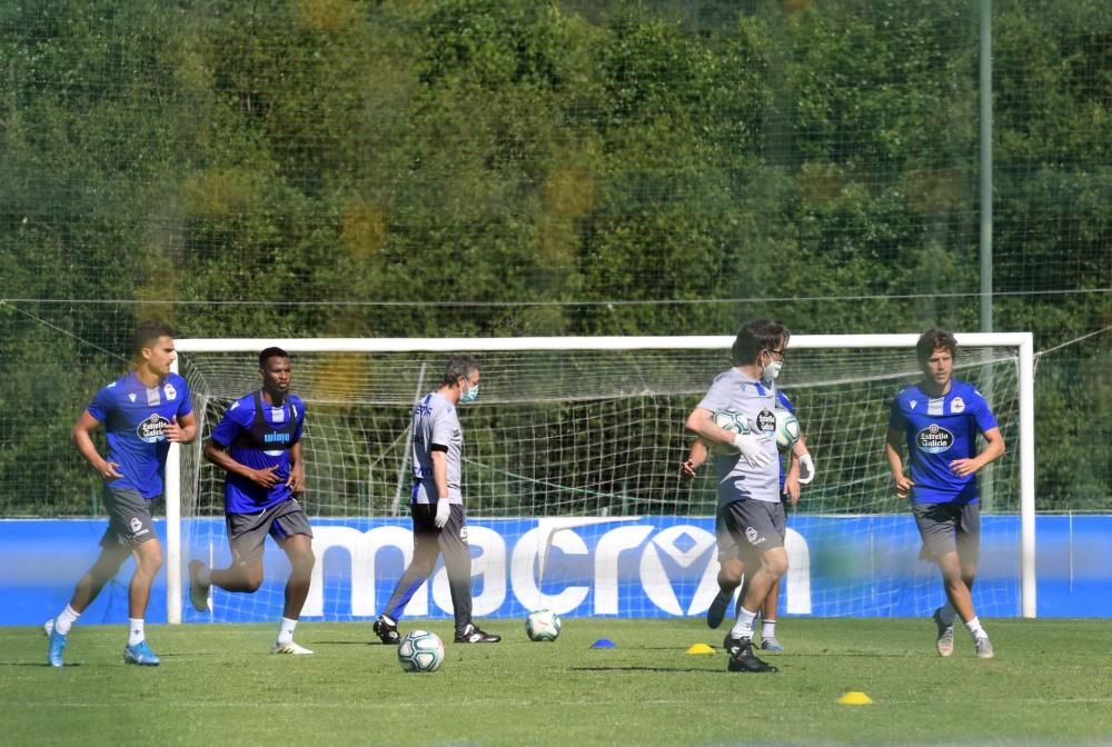 La plantilla puede ejercitarse ya por grupos de un máximo de 10 jugadores en las instalaciones de la ciudad deportiva de Abegondo.