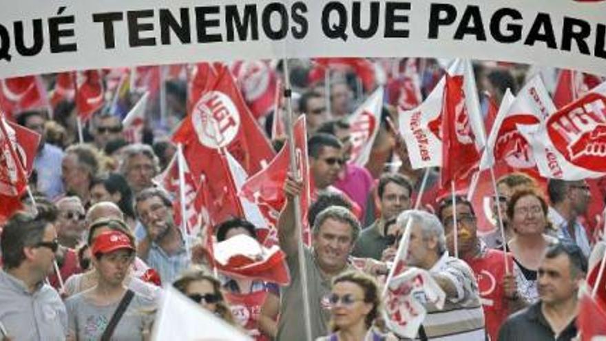 Manifestación de funcionarios en junio pasado, tras aprobarse el recorte salarial. / efe