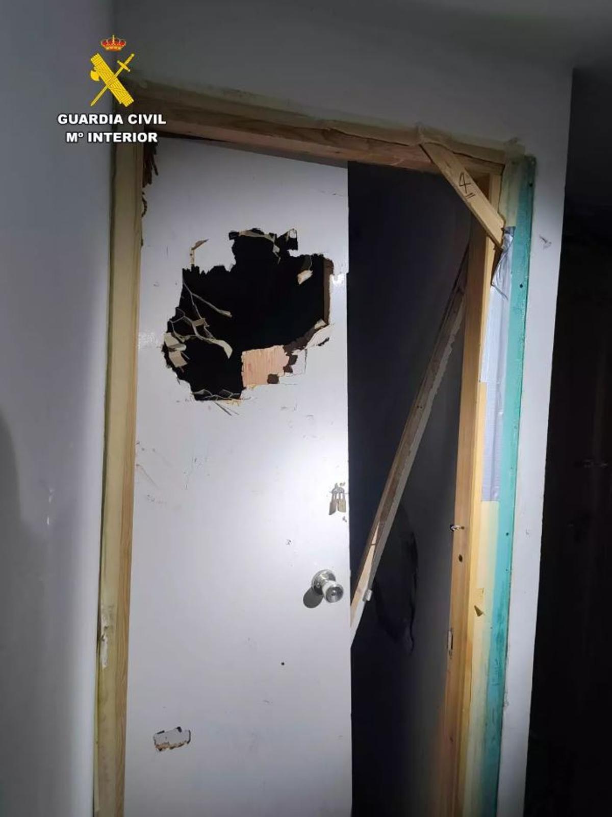 La puerta que destrozó del inmueble con un cuchillo