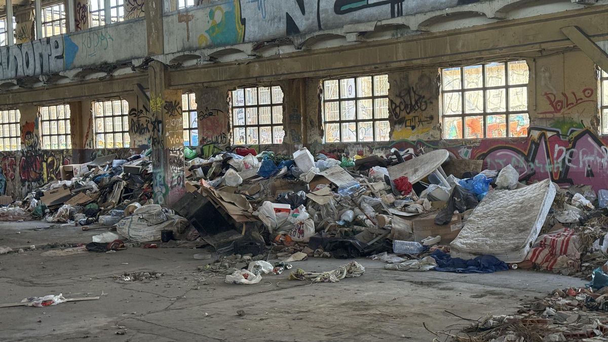 Naus abandonades al carrer Barcelona de Girona, una via d’entrada a la ciutat que pel sud ofereix una imatge poc endreçada.