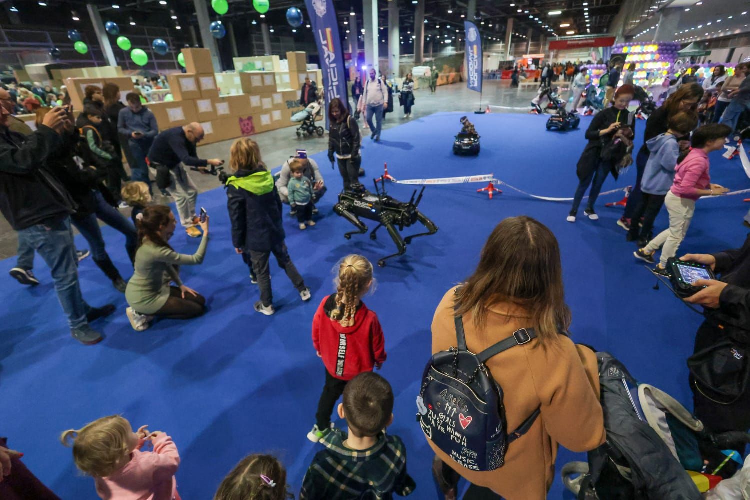 Los más pequeños disfrutan en Expojove de las vacaciones navideñas