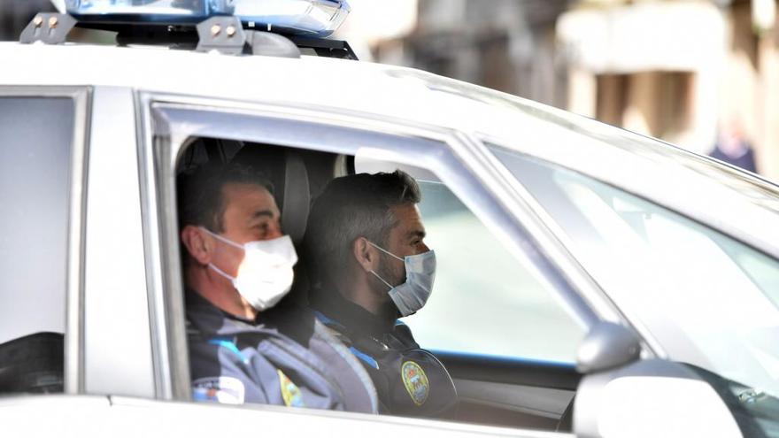 Agentes de la Policía patrullando las calles. // G. Santos