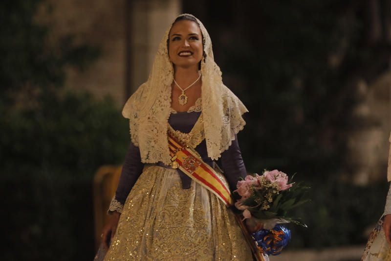 Marina Civera y su corte de honor en la Ofrenda de las Fallas 2019.