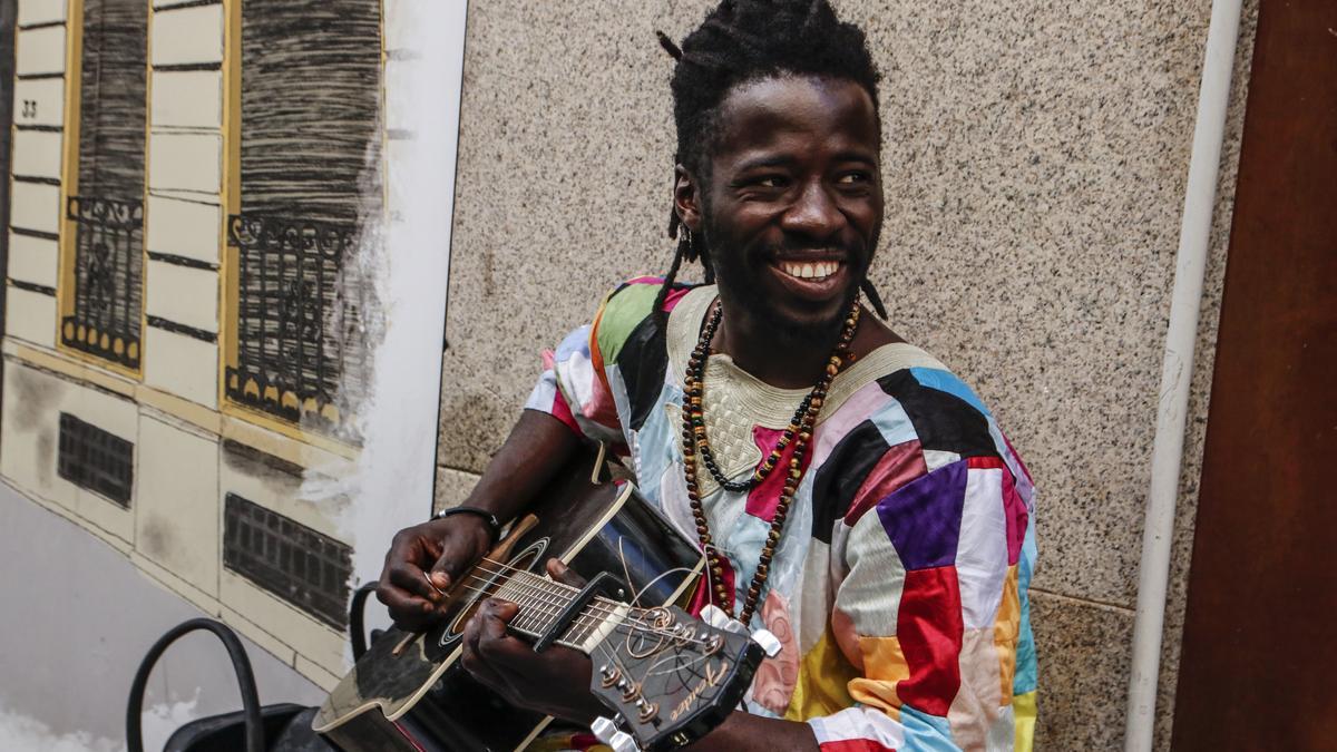 Diaji, con su guitarra, en la calle Pintores.