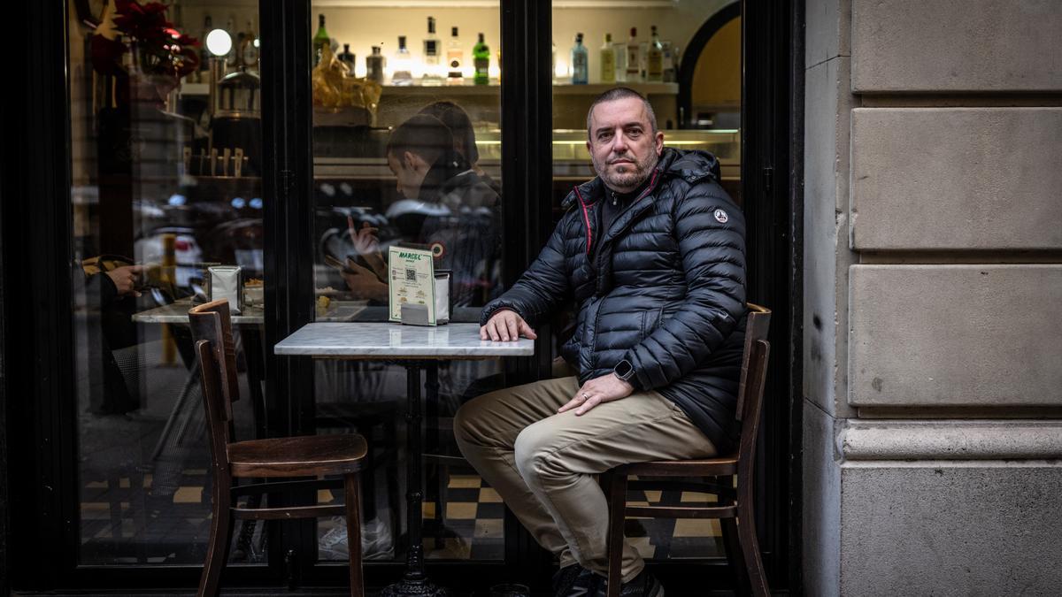 Salva Vendrell, nuevo presidente del Gremi de Restauració de Barcelona, sentado en su bar Marcel de la calle Santaló