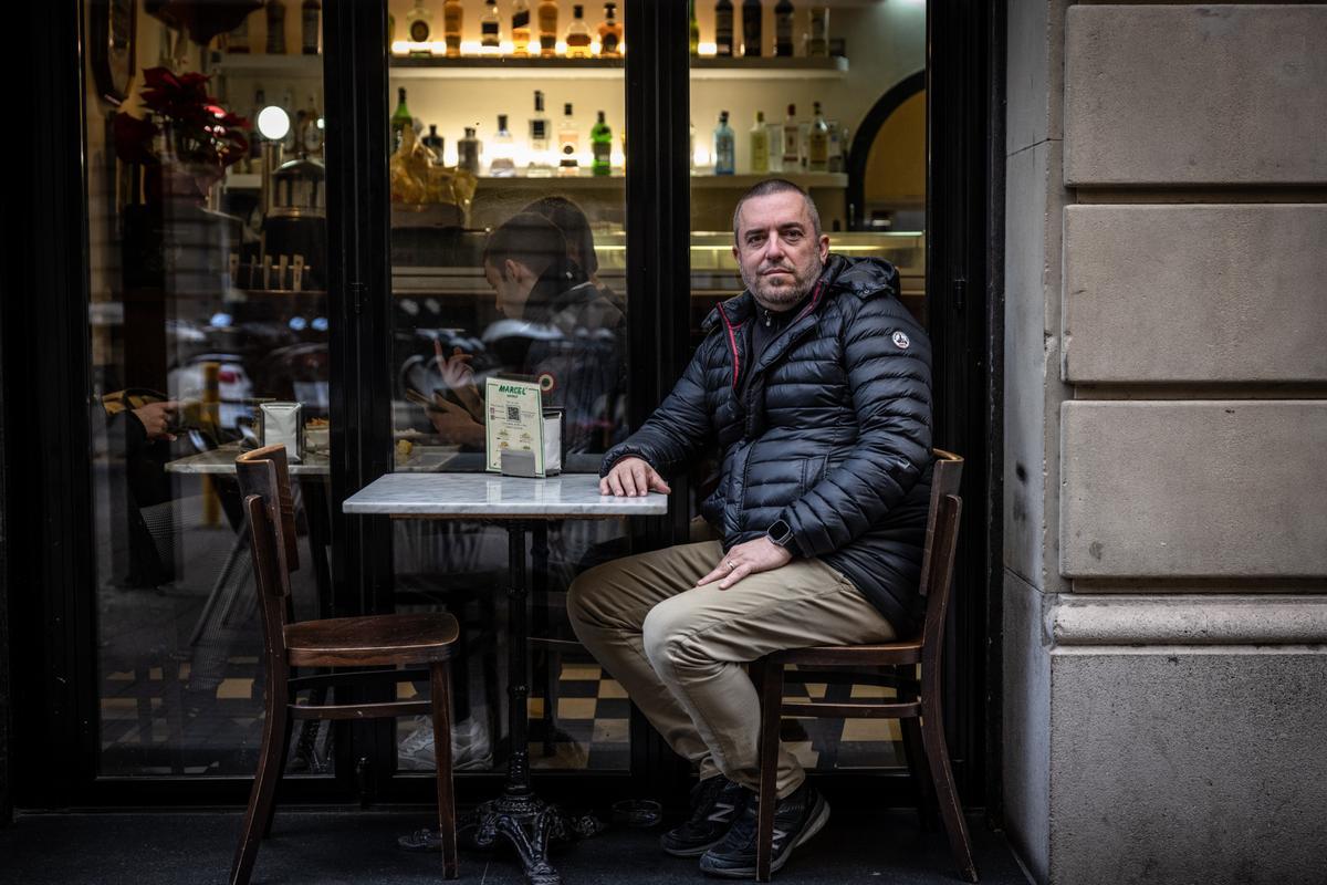 Salva Vendrell, nuevo presidente del Gremi de Restauració de Barcelona, sentado en su bar Marcel de la calle Santaló