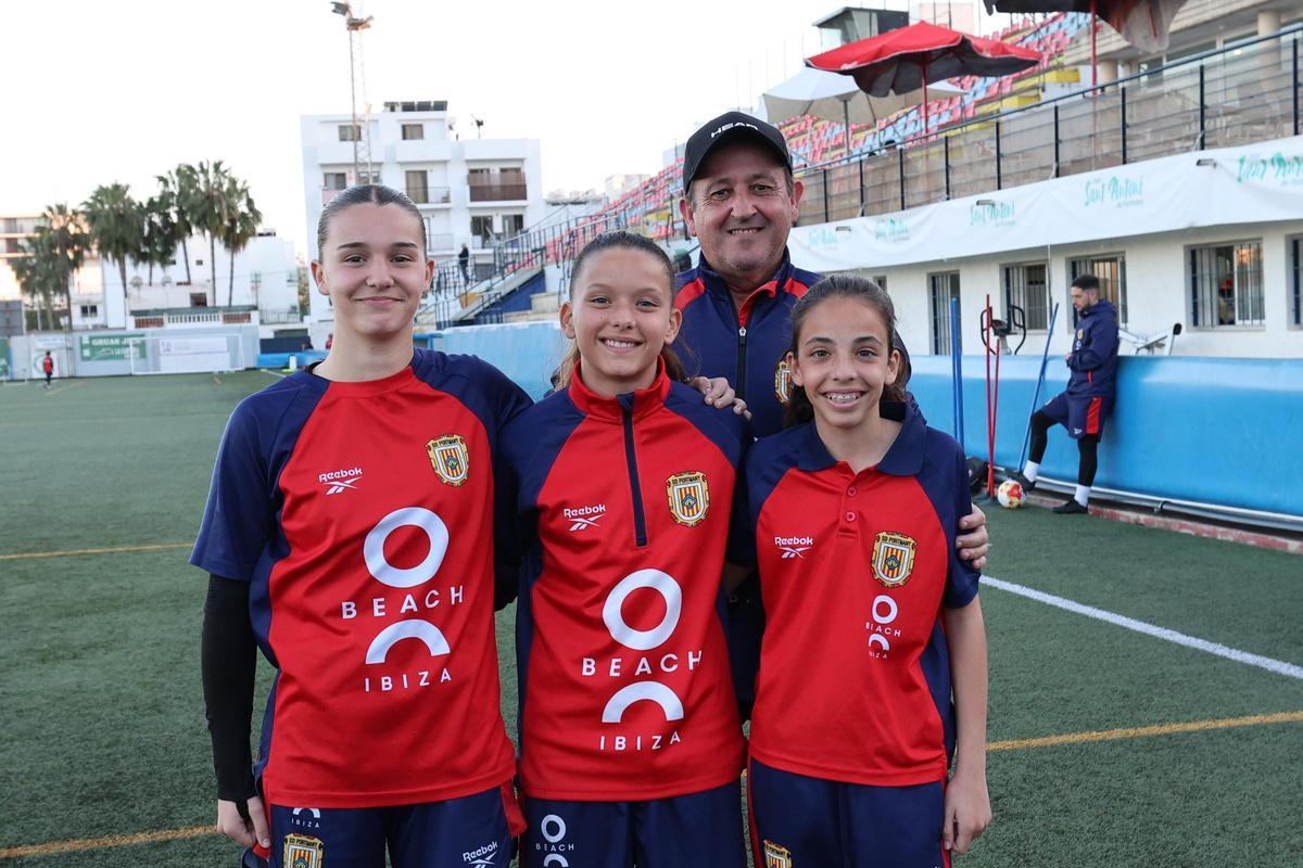 Marga, Uma y Martina, junto a Juanvi Carreño, entrenador de porteros de las categorías base