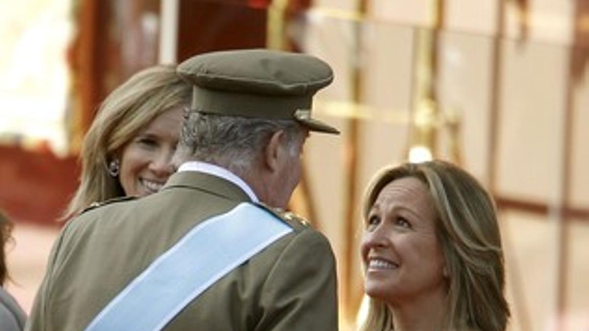 El rey Juan Carlos saludaa la ministra de Sanidad, Trinidad Jiménez, a su llegada al desfile militar con motivo de la Día de la Hispanidad.