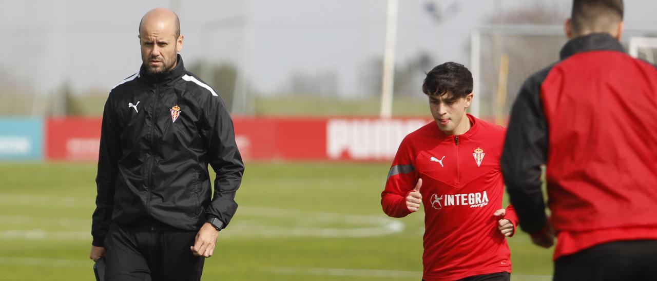 Miguel Ángel Ramírez, durante un entrenamiento en Mareo, junto a Jordan Carrillo