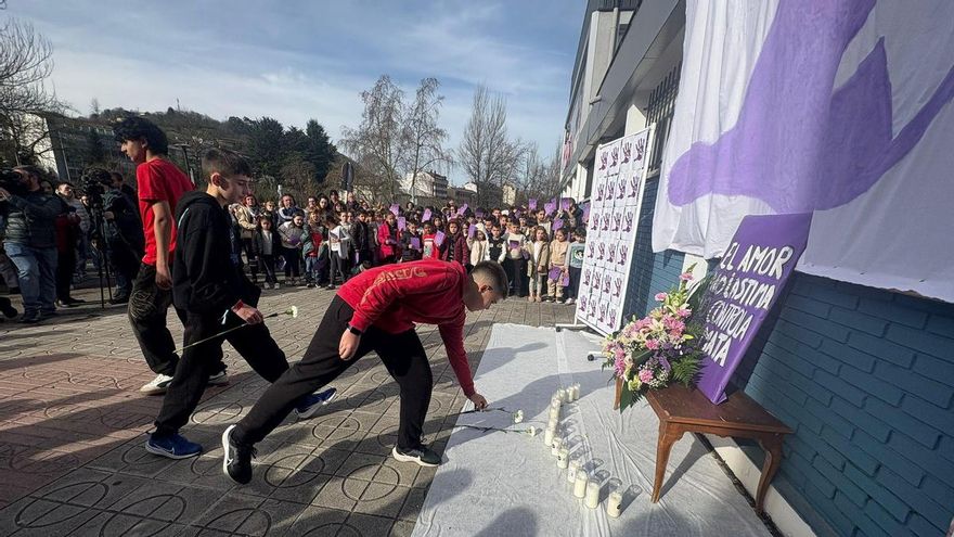 Flores y velas para llorar a Karilenia: así fue el homenaje de los compañeros de clase de los hijos de la mujer asesinada en Langreo
