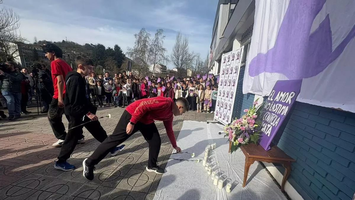 Flores y velas para llorar a Karilenia: así fue el homenaje de los compañeros de clase de los hijos de la mujer asesinada en Langreo