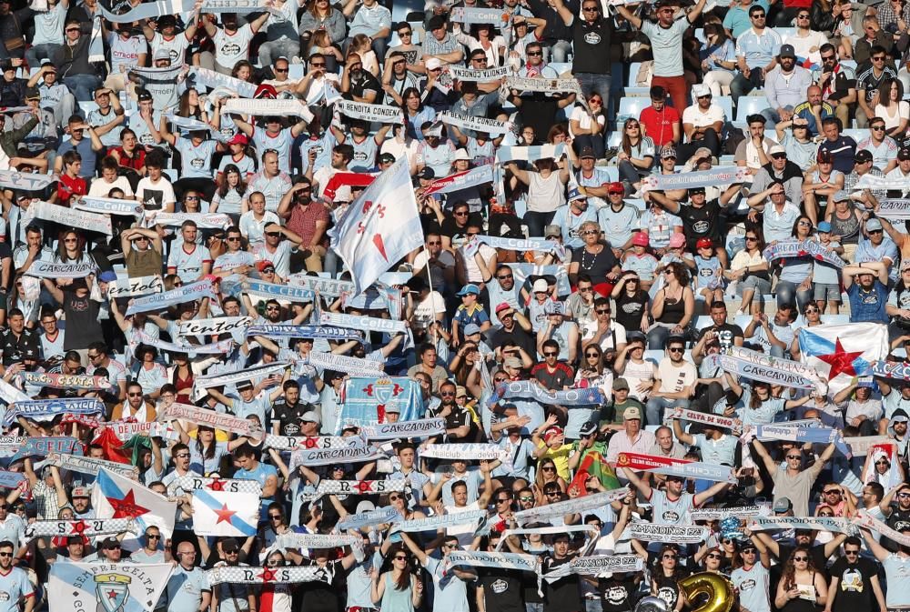 Cánticos de ocasión por parte de las dos hinchadas, preñados de sarcasmo, se unieron a los clásicos del derbi.