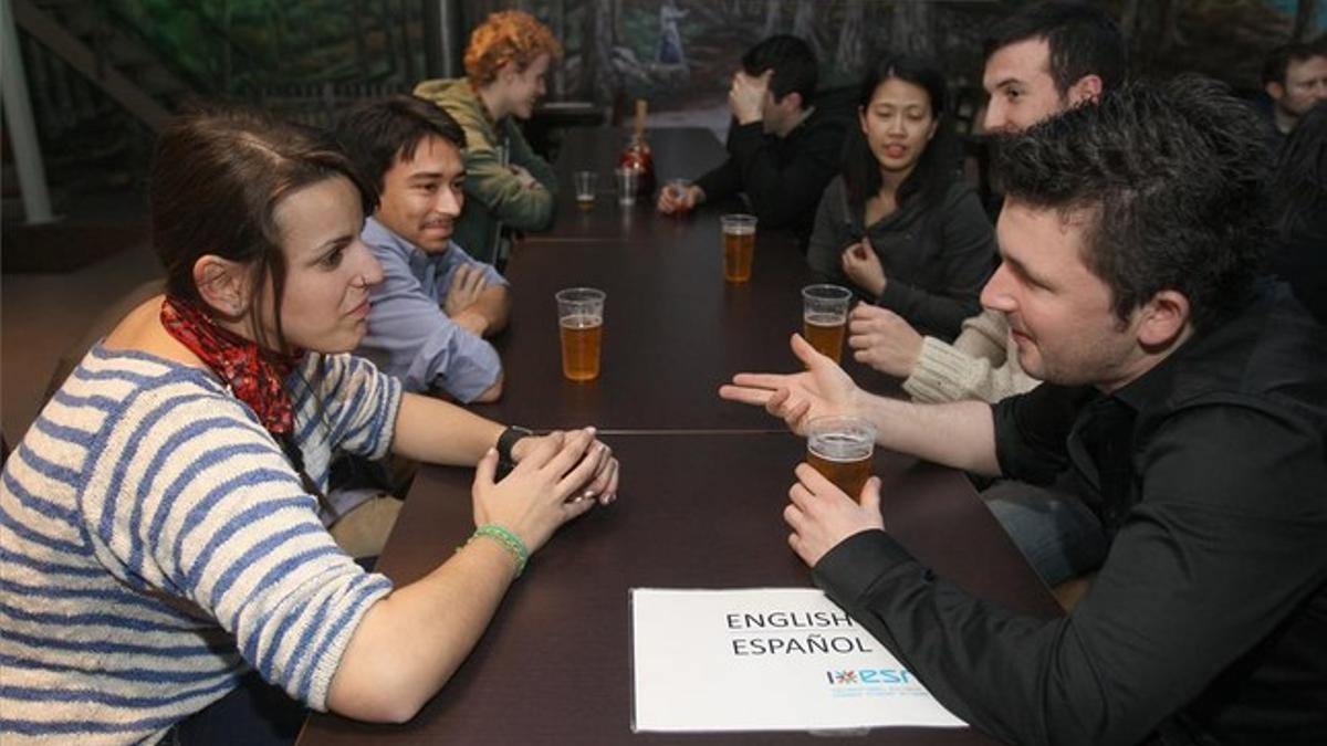 Reunión de intercambio lingüístico en el restaurante Campechano.