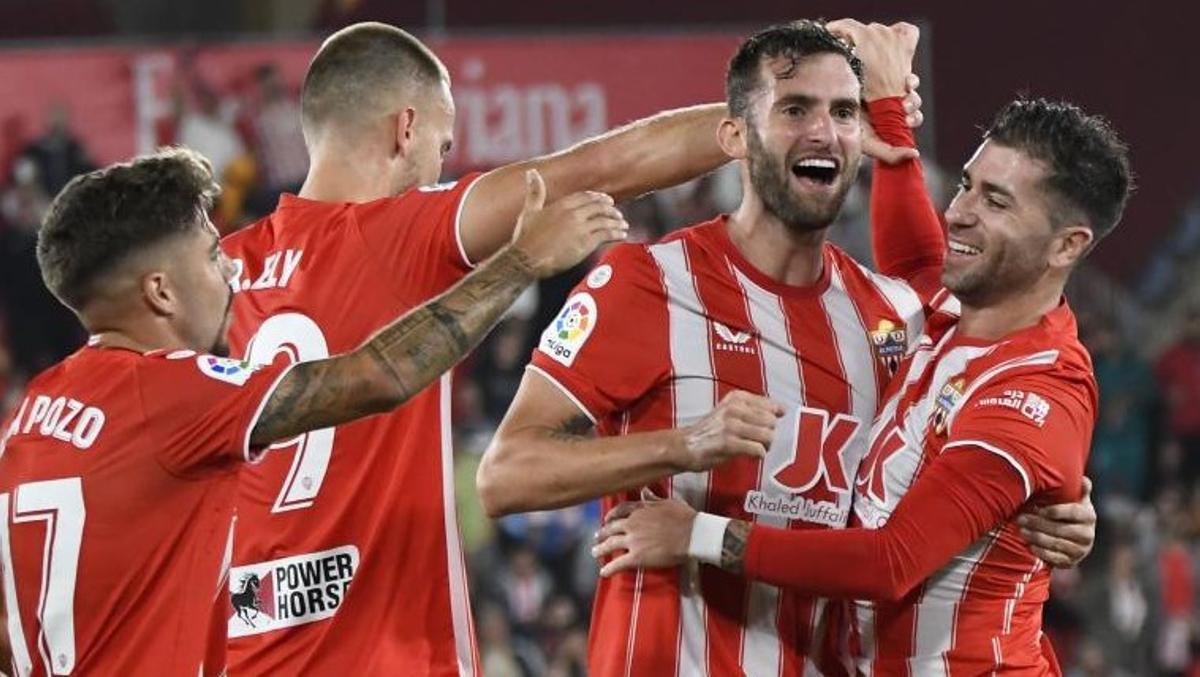 Baptistao y Embarba, a la derecha de la imagen, celebran un gol del Almería.