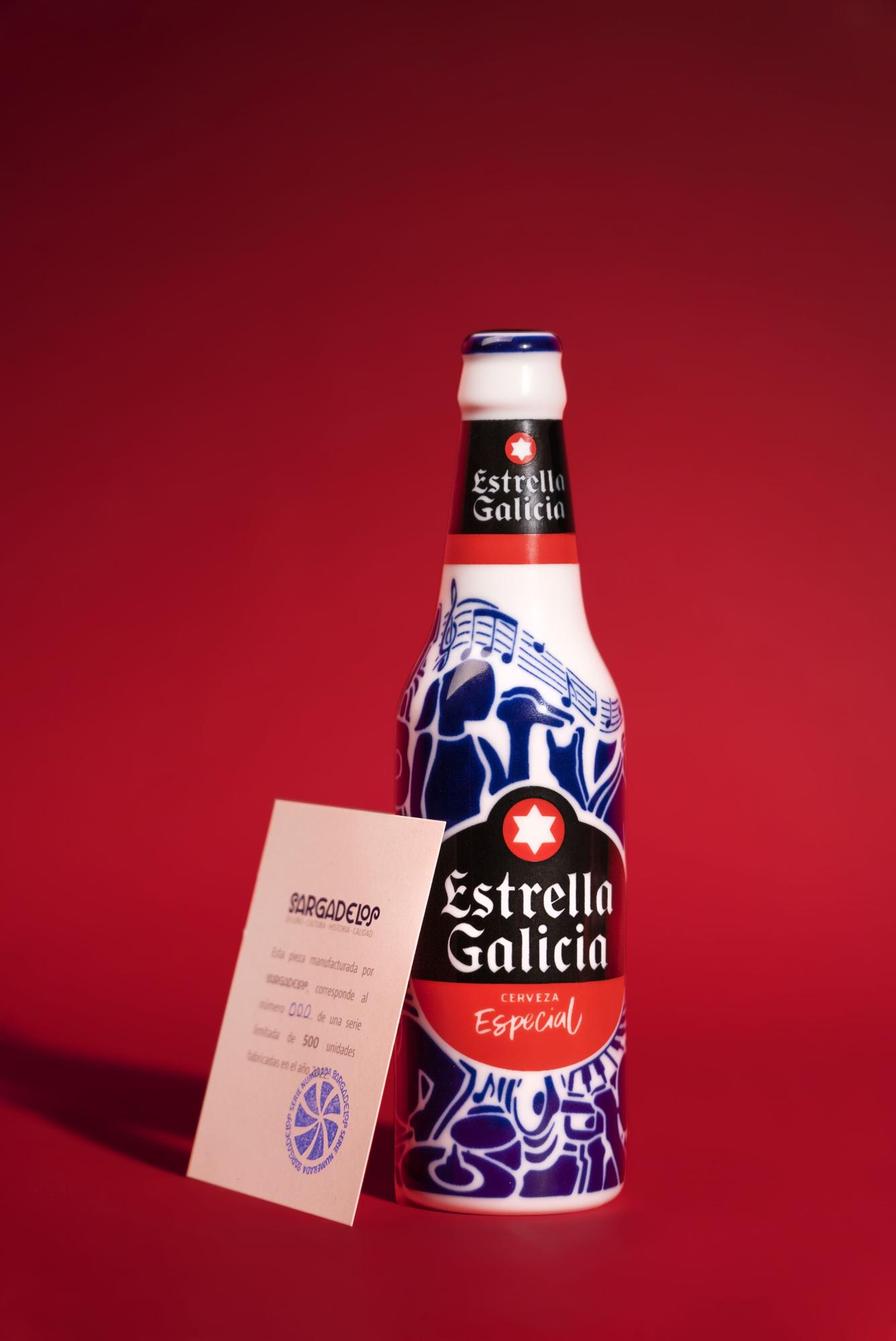 Edición especial de la botella de Estrella Galicia en colaboración con Sargadelos.