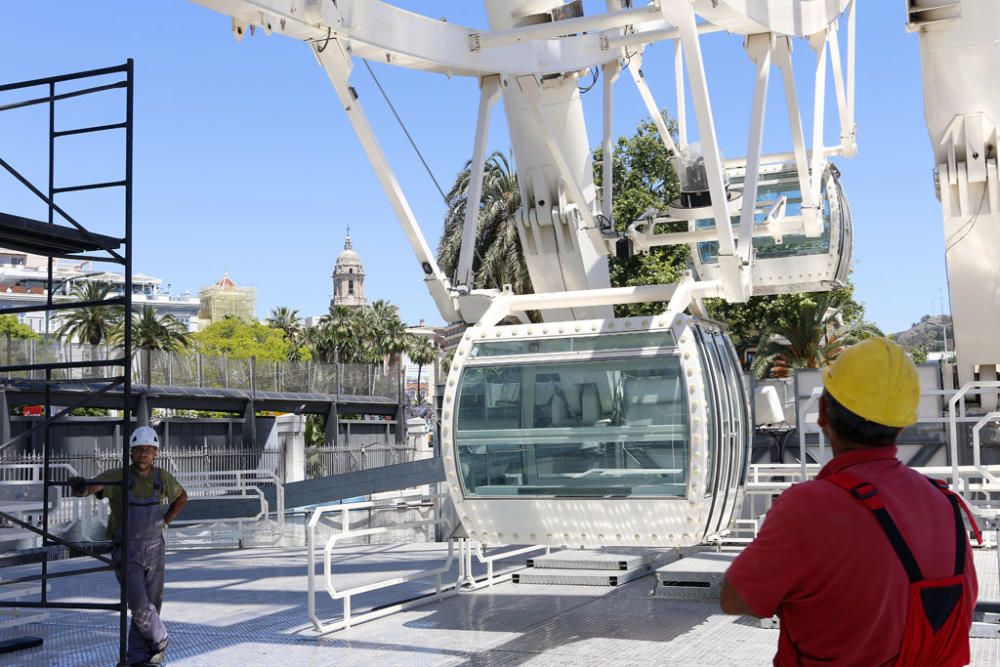 Uno de los 'iconos' modernos del Centro de Málaga, la noria del puerto, ha comenzado a ser desmontado, concretamente por sus cabinas
