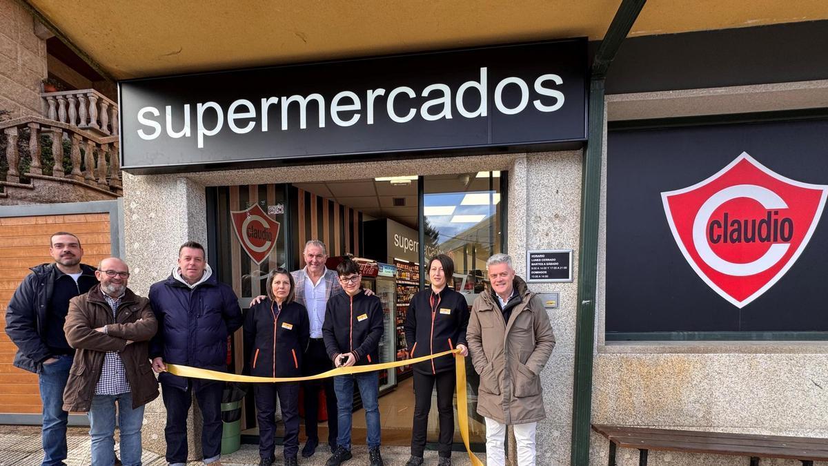 Asistentes a la apertura del nuevo supermercado Claudio.