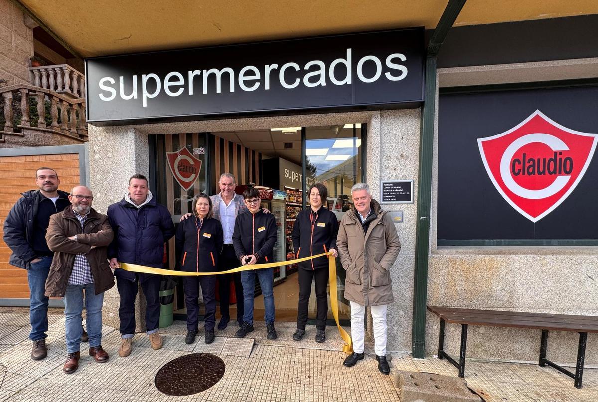 Asistentes a la apertura del nuevo supermercado Claudio.