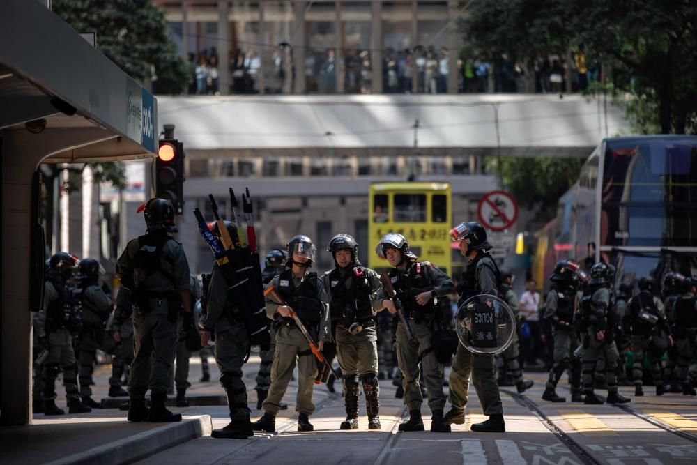 La violencia marcó este lunes una intensa jornada de huelga convocada por el movimiento de protesta hongkonés.