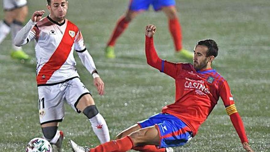 Adri Embarba lucha por un balón durante la eliminatoria de Copa del Rey que enfrentó al Rayo contra el Tarazona.