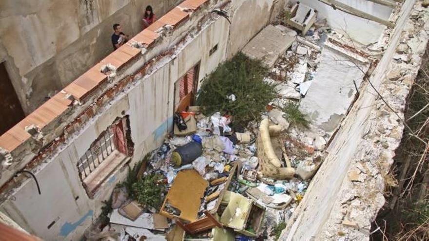 Una vista del solar que presenta este lamentable estado en el casco histórico de Orihuela.