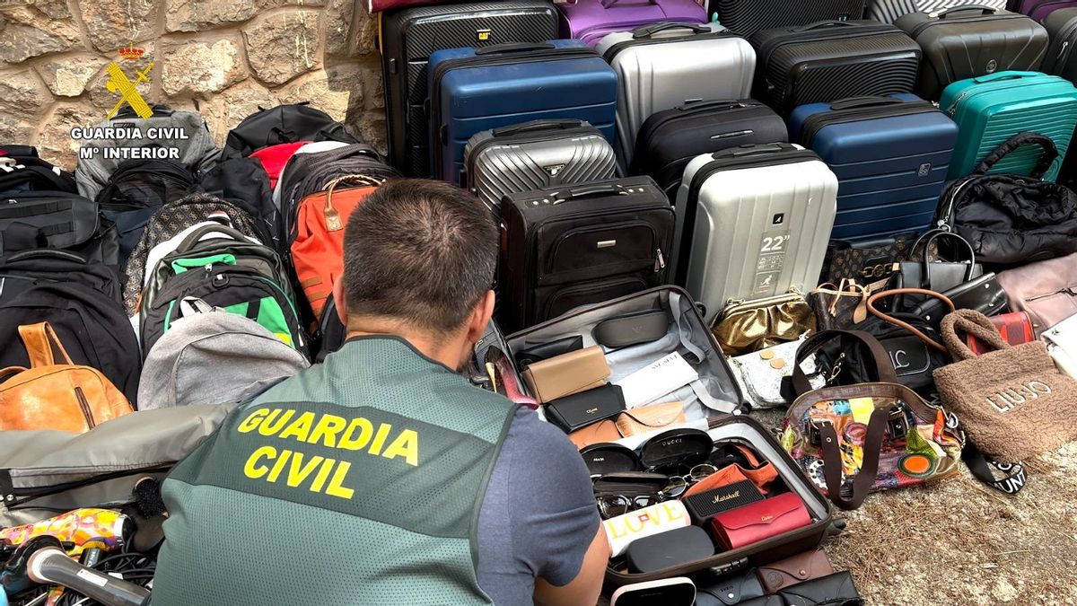 Maletas y enseres interceptados por la Guardia Civil durante el operativo.